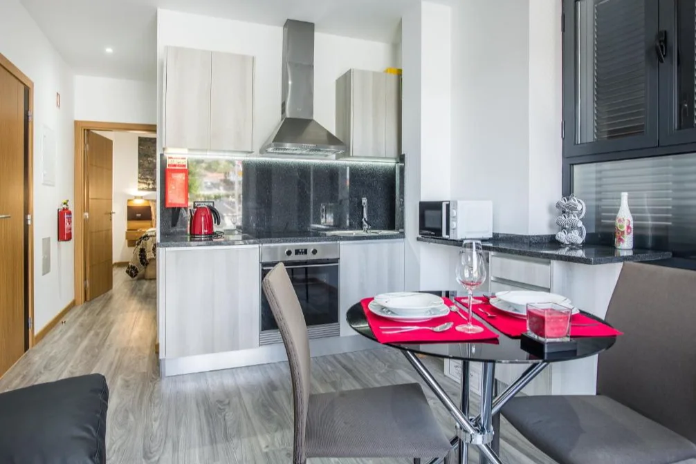 Enxurros House | keuken met eettafel